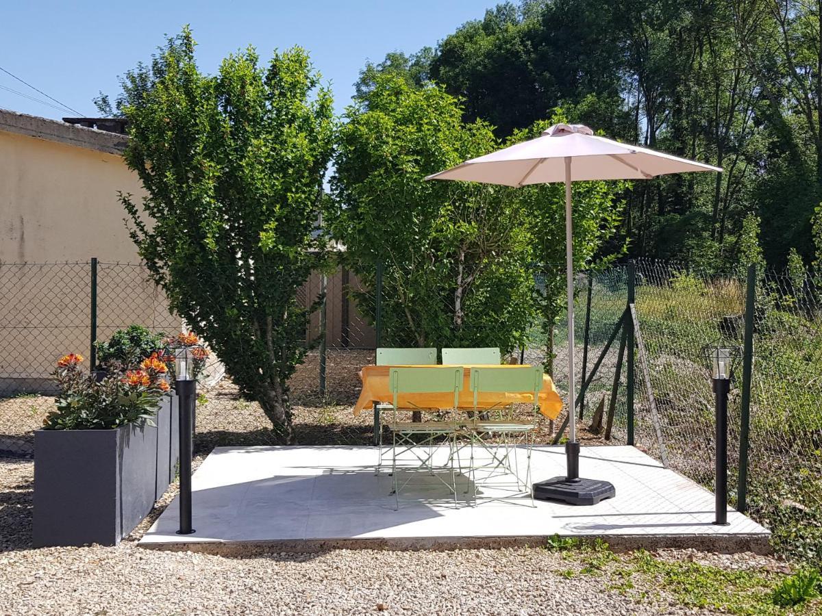 Agreable Petite Maison Proche Joigny Chamvres Exterior foto